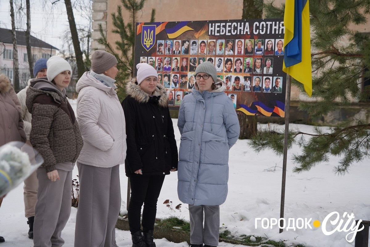 За кожним прізвищем — розбите серце матері, дружини чи дитини: Городок згадав усіх, хто тримає небо