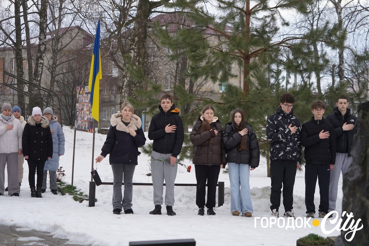 За кожним прізвищем — розбите серце матері, дружини чи дитини: Городок згадав усіх, хто тримає небо