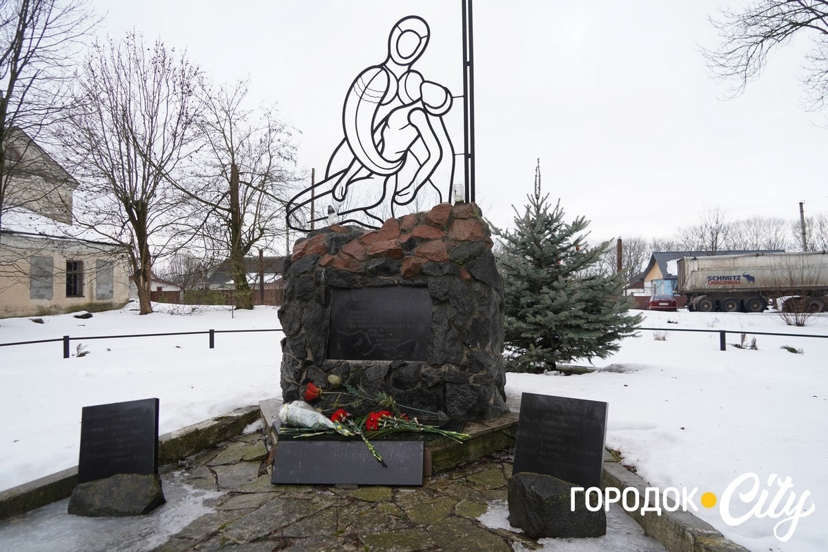 За кожним прізвищем — розбите серце матері, дружини чи дитини: Городок згадав усіх, хто тримає небо