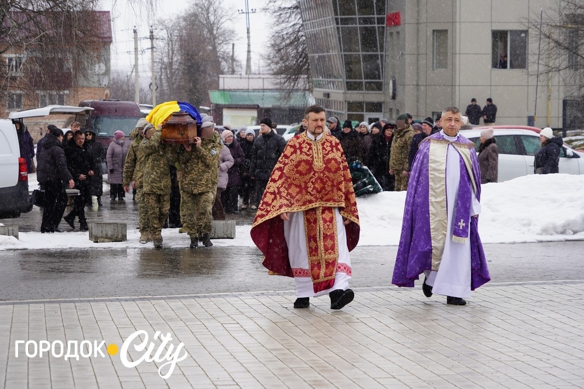 Городок прощався із воїном ССО Андрієм Бельським: захисник пішов у вічність після ротації