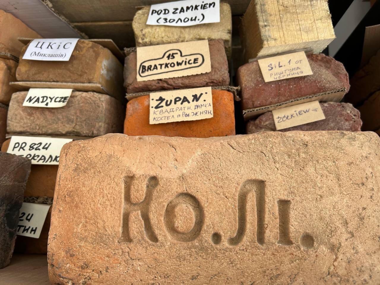«Адже це все треба врятувати»: історія колекціонера цегли та черепиці зі Львова Олександра Волкова