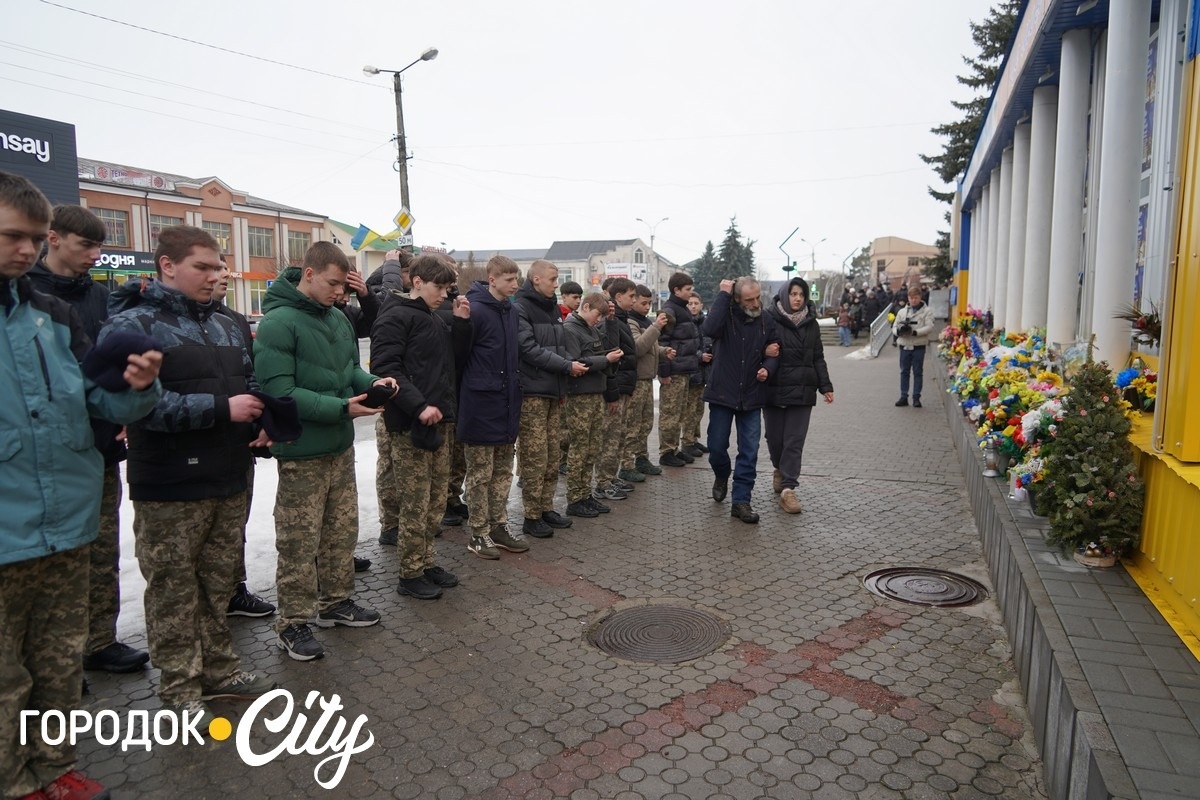 Навіки в строю: городоччани вшанували пам’ять 22-річного Микити Вишневського