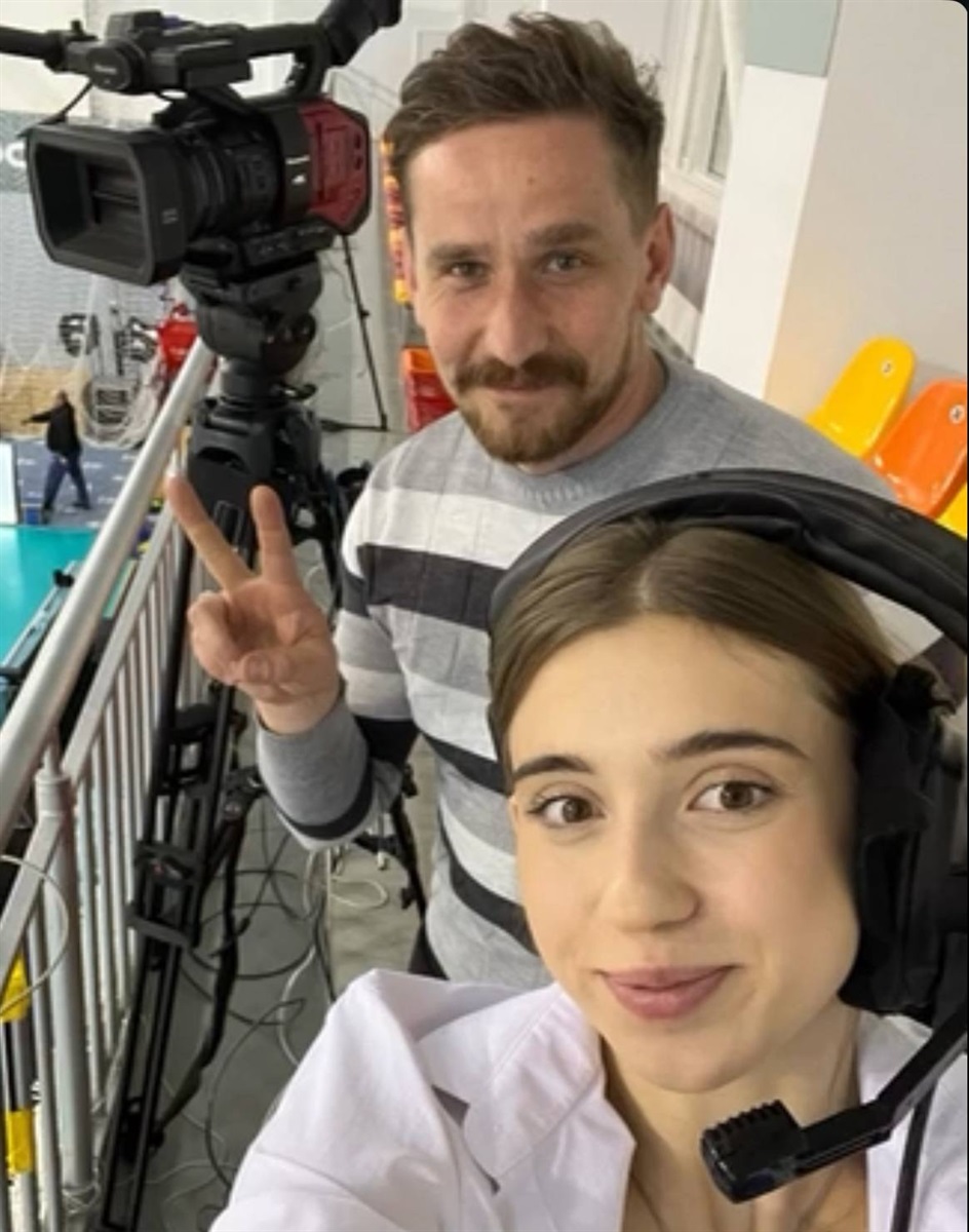 Діана спробувала себе у ролі коментатора волейбольного матчу.