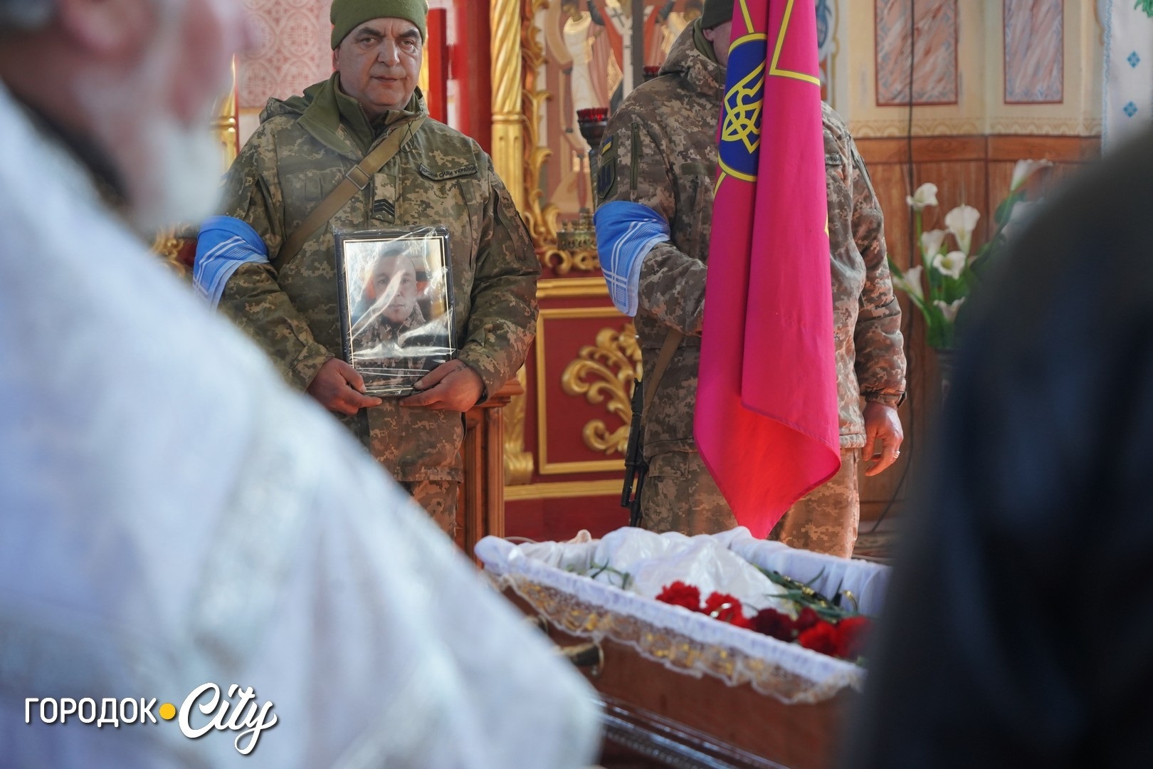 Маленький синочок ще не усвідомлює втрати: у Кремінній попрощалися з Дмитром Банасом