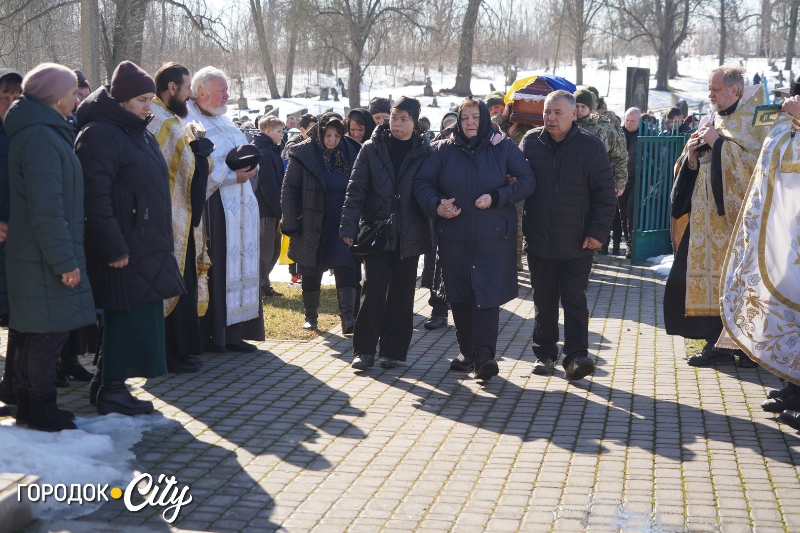 Маленький синочок ще не усвідомлює втрати: у Кремінній попрощалися з Дмитром Банасом