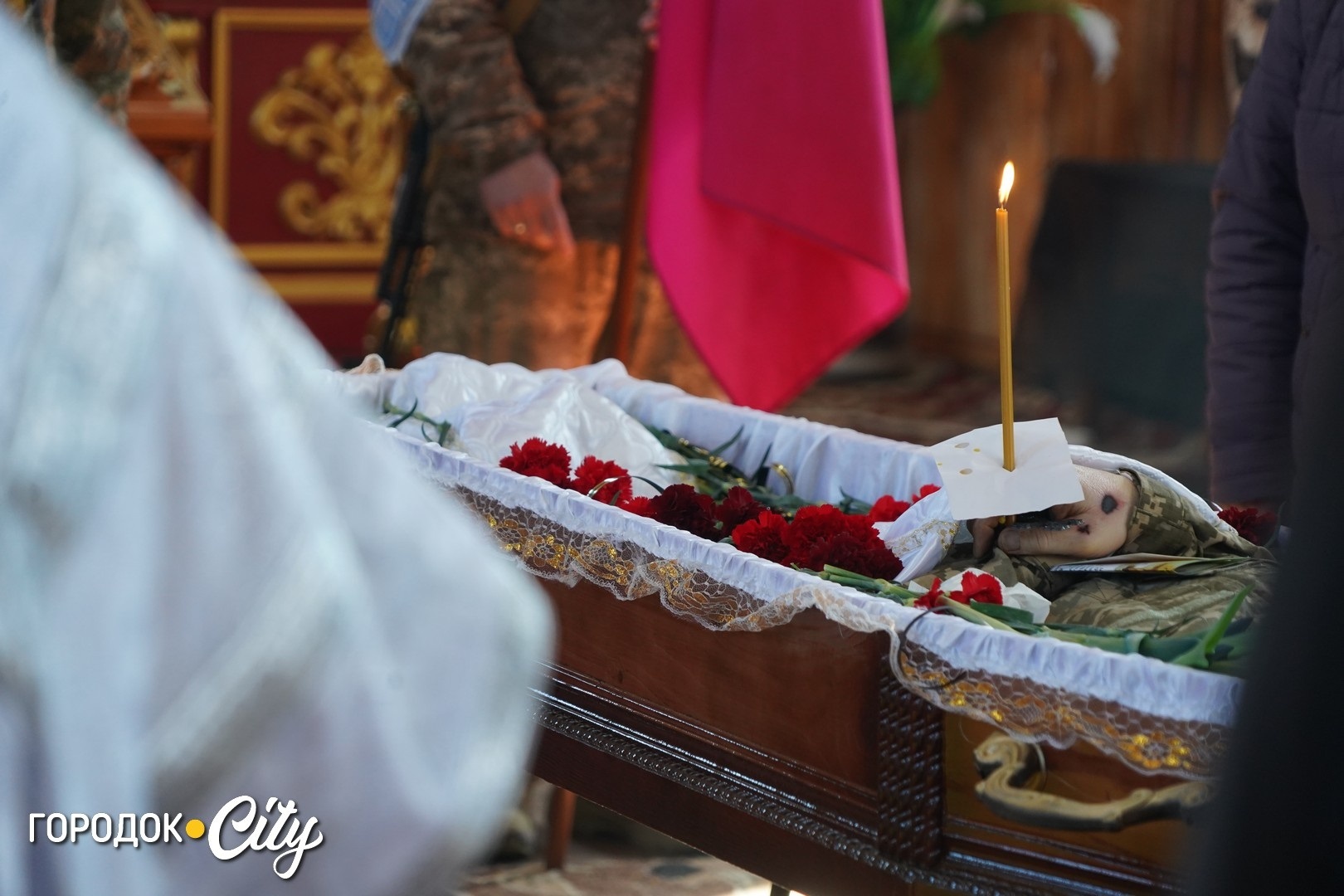 Маленький синочок ще не усвідомлює втрати: у Кремінній попрощалися з Дмитром Банасом