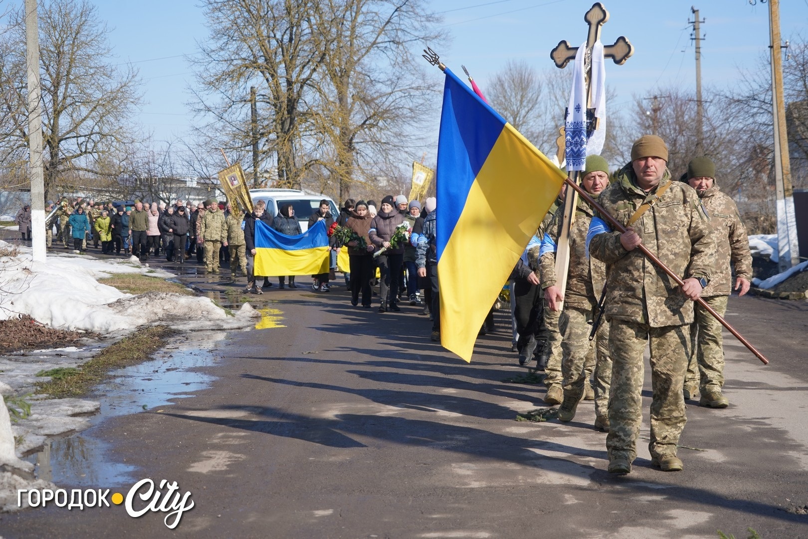 Маленький синочок ще не усвідомлює втрати: у Кремінній попрощалися з Дмитром Банасом