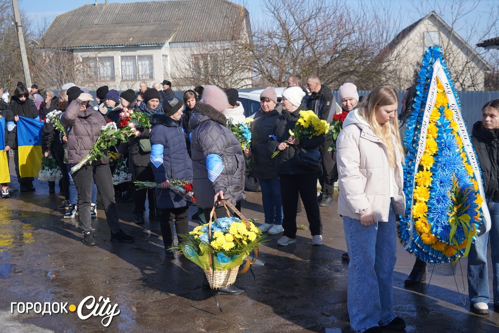 Маленький синочок ще не усвідомлює втрати: у Кремінній попрощалися з Дмитром Банасом