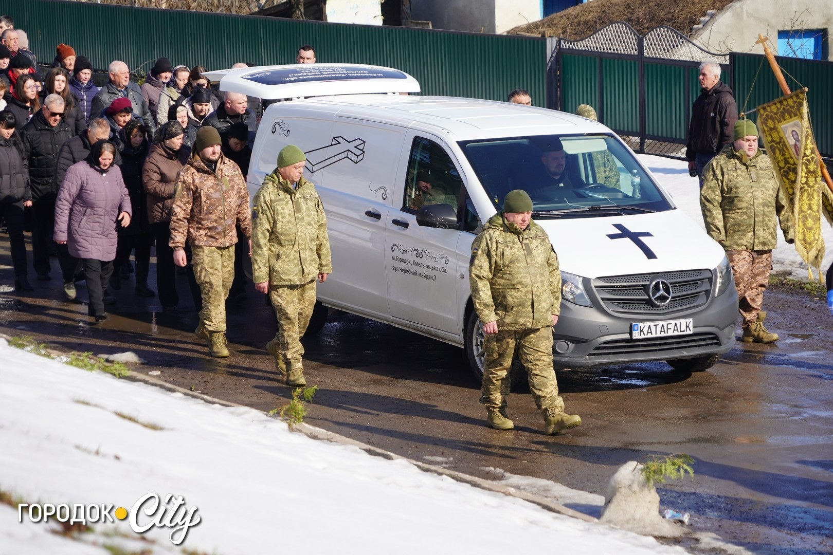Маленький синочок ще не усвідомлює втрати: у Кремінній попрощалися з Дмитром Банасом