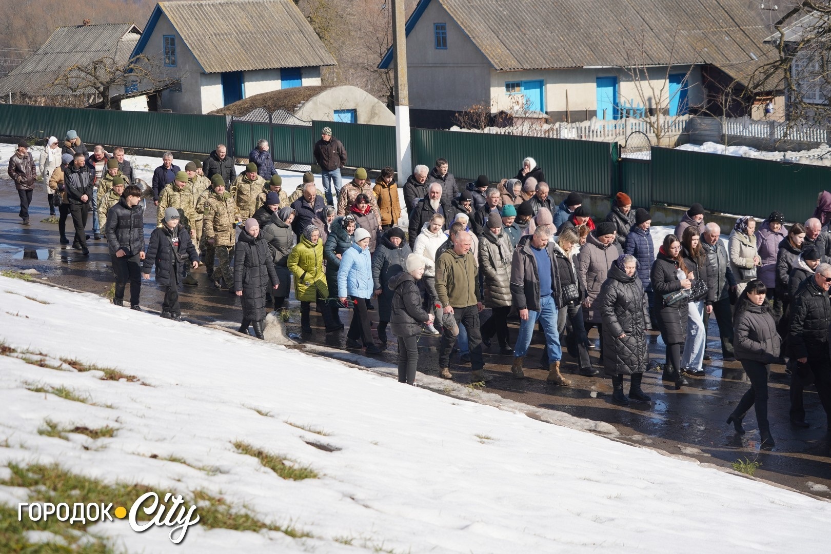 Маленький синочок ще не усвідомлює втрати: у Кремінній попрощалися з Дмитром Банасом