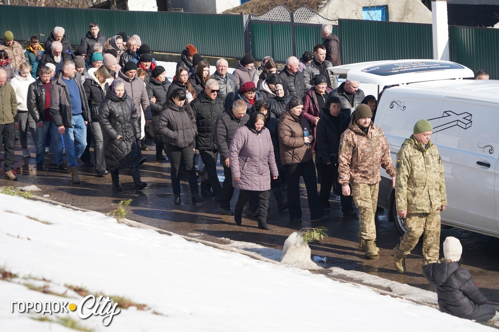 Маленький синочок ще не усвідомлює втрати: у Кремінній попрощалися з Дмитром Банасом