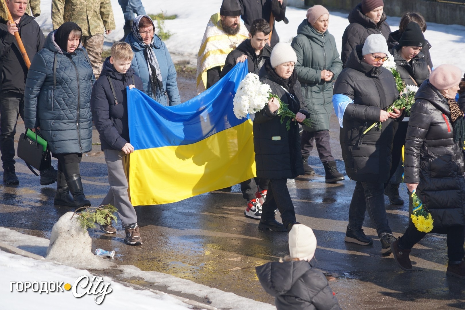 Маленький синочок ще не усвідомлює втрати: у Кремінній попрощалися з Дмитром Банасом