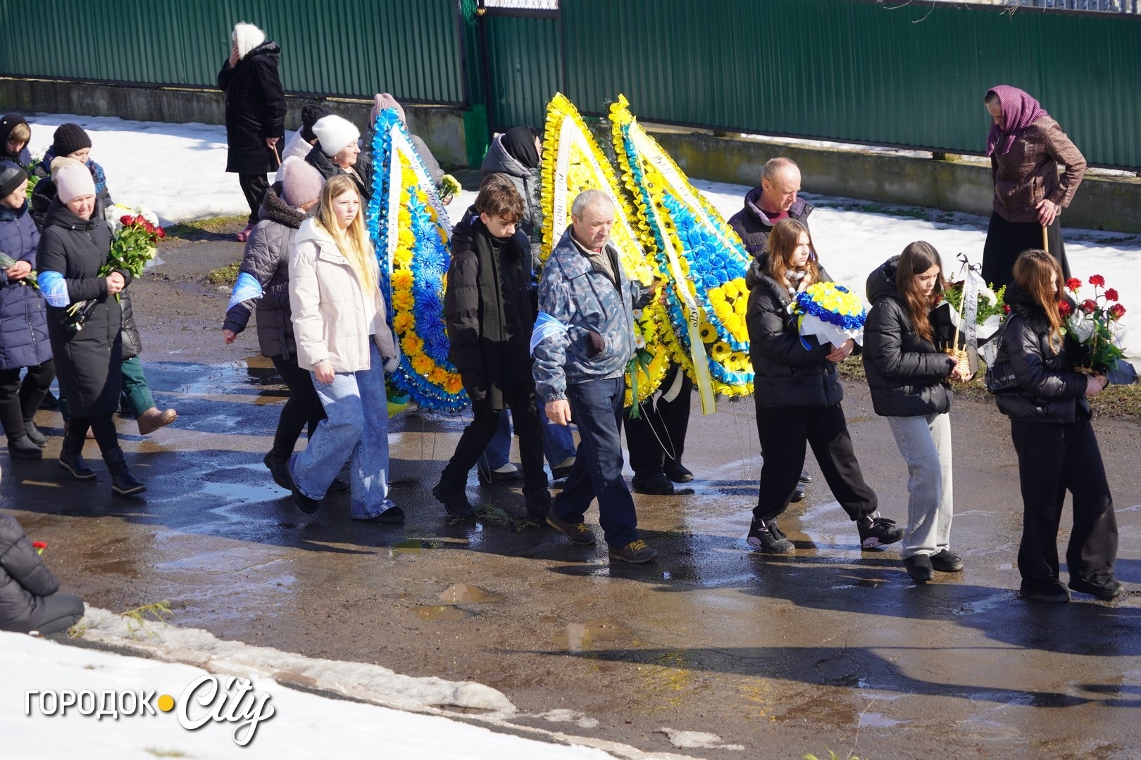 Маленький синочок ще не усвідомлює втрати: у Кремінній попрощалися з Дмитром Банасом