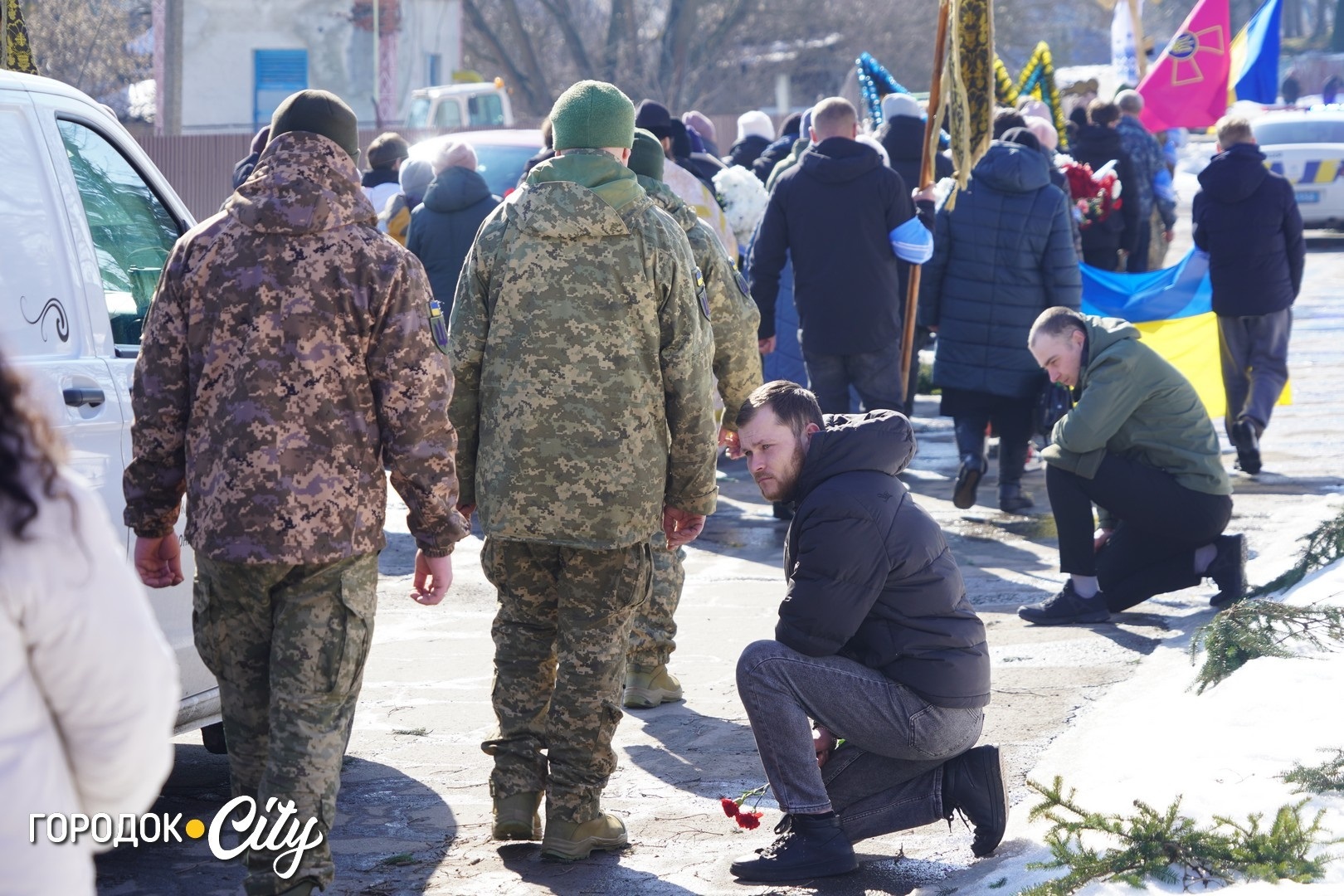Маленький синочок ще не усвідомлює втрати: у Кремінній попрощалися з Дмитром Банасом