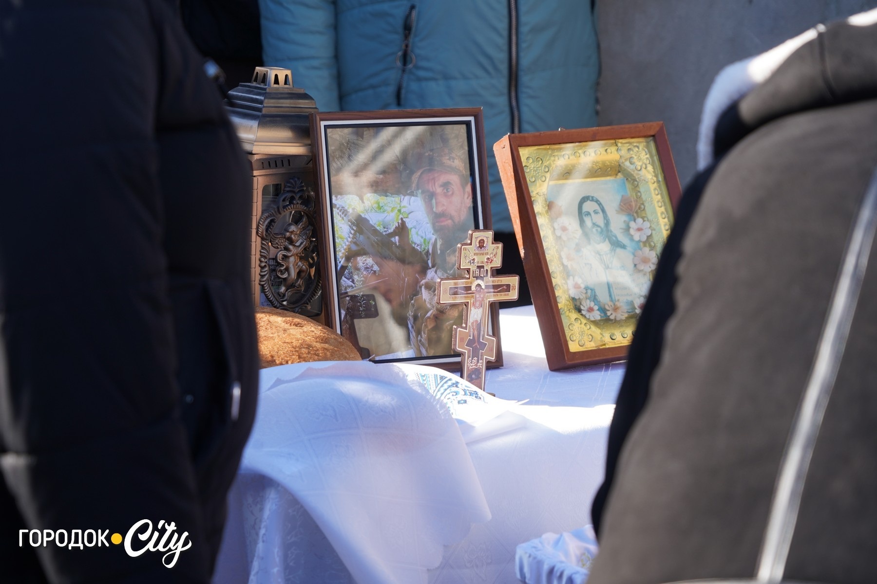 «На щиті» до рідного села: у Жищинцях поховали захисника України Віталія Стрілецького