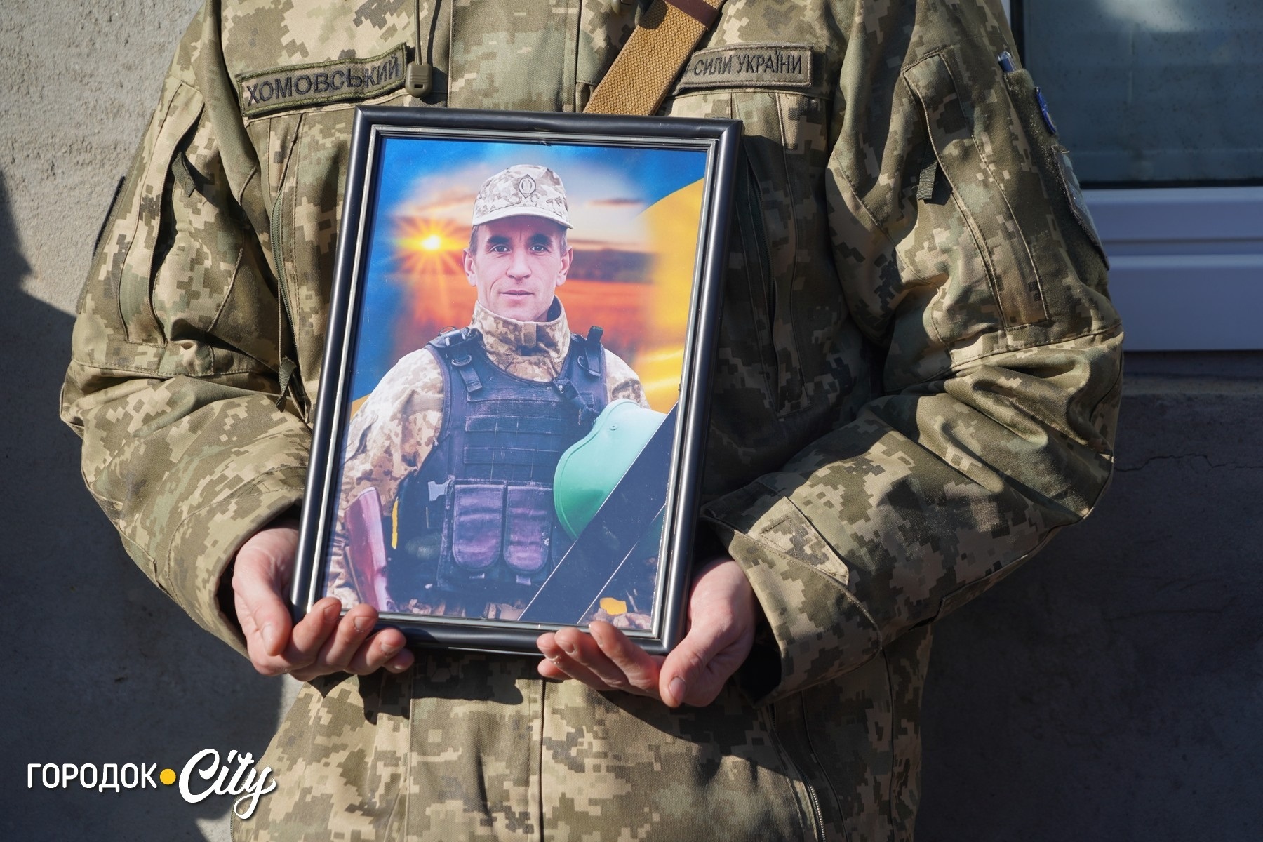 «На щиті» до рідного села: у Жищинцях поховали захисника України Віталія Стрілецького