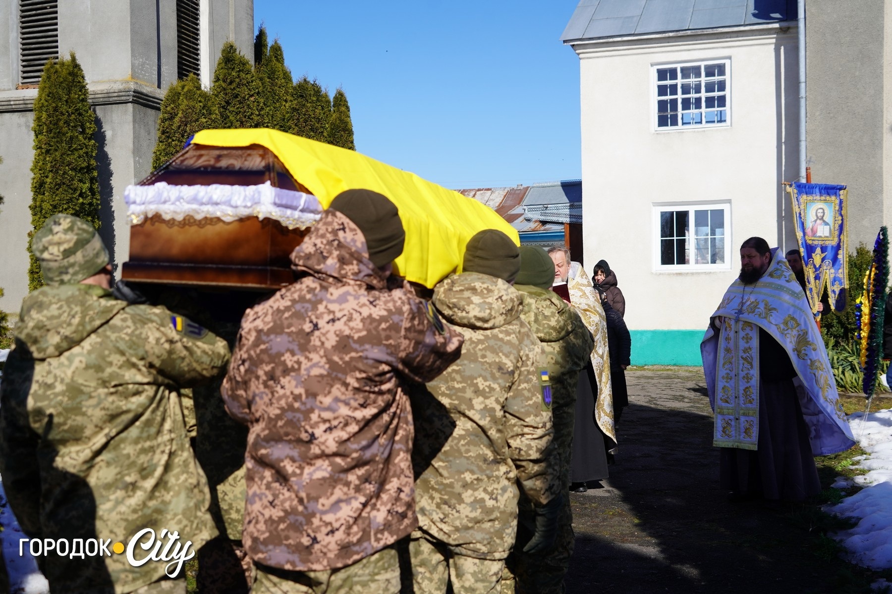 «На щиті» до рідного села: у Жищинцях поховали захисника України Віталія Стрілецького