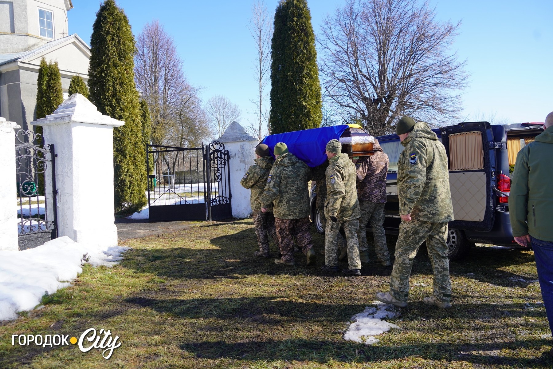 «На щиті» до рідного села: у Жищинцях поховали захисника України Віталія Стрілецького