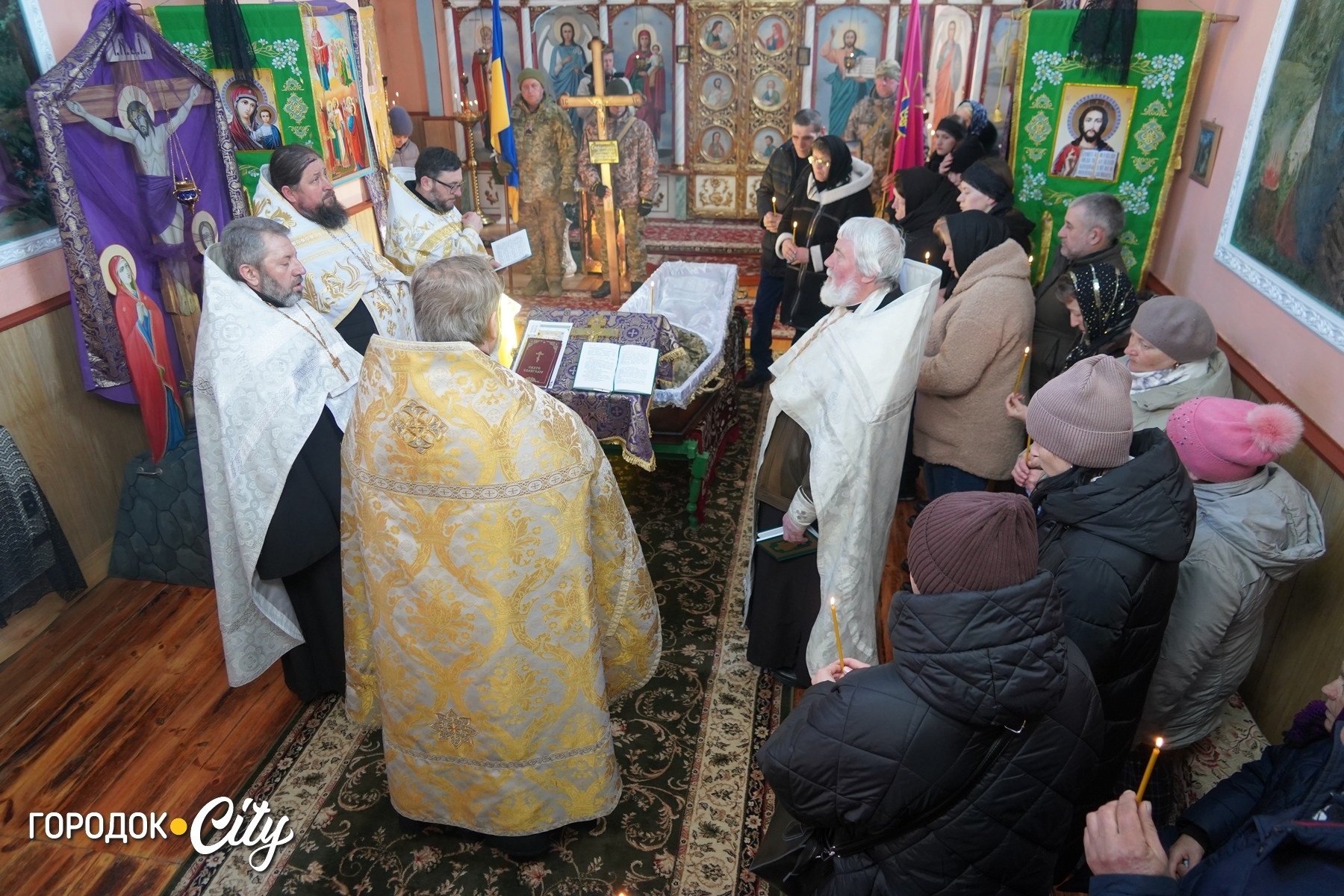 «На щиті» до рідного села: у Жищинцях поховали захисника України Віталія Стрілецького