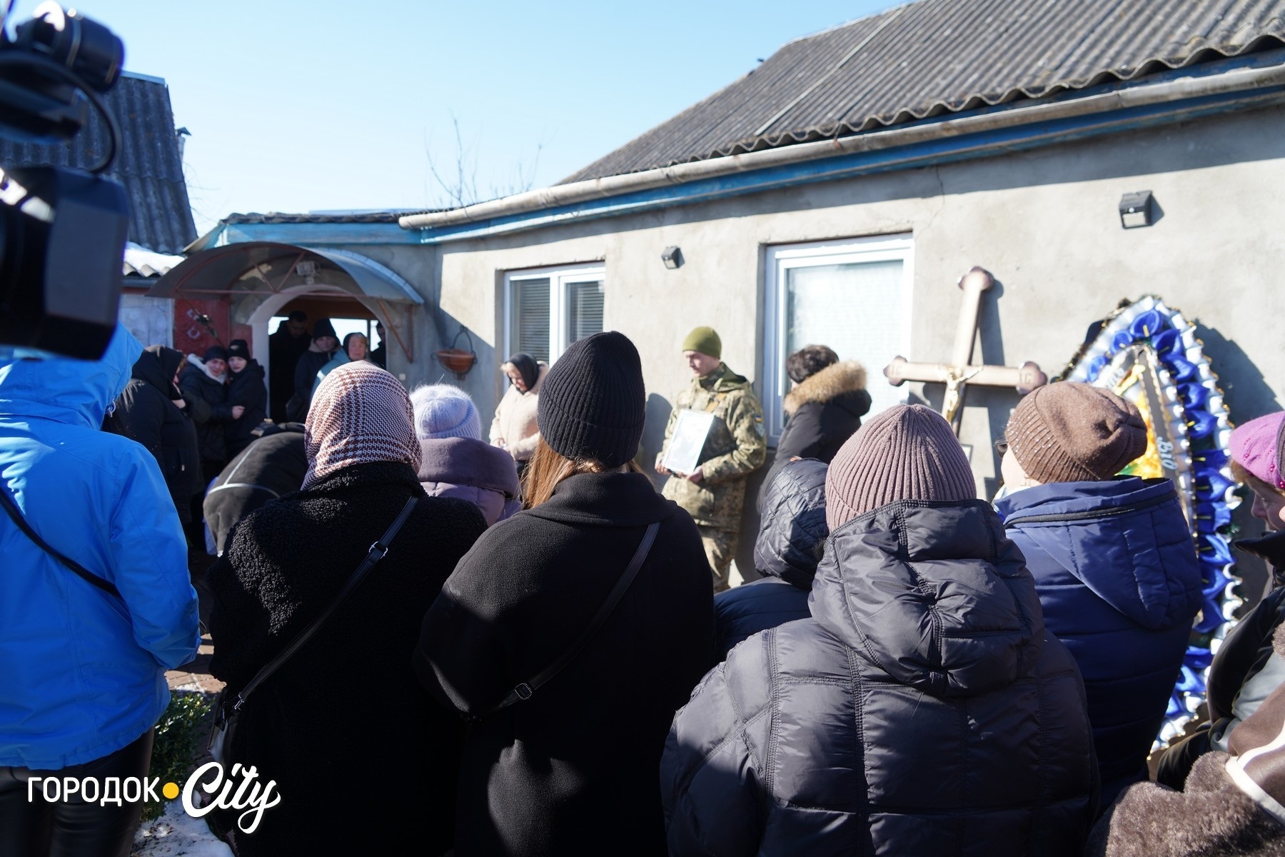 «На щиті» до рідного села: у Жищинцях поховали захисника України Віталія Стрілецького