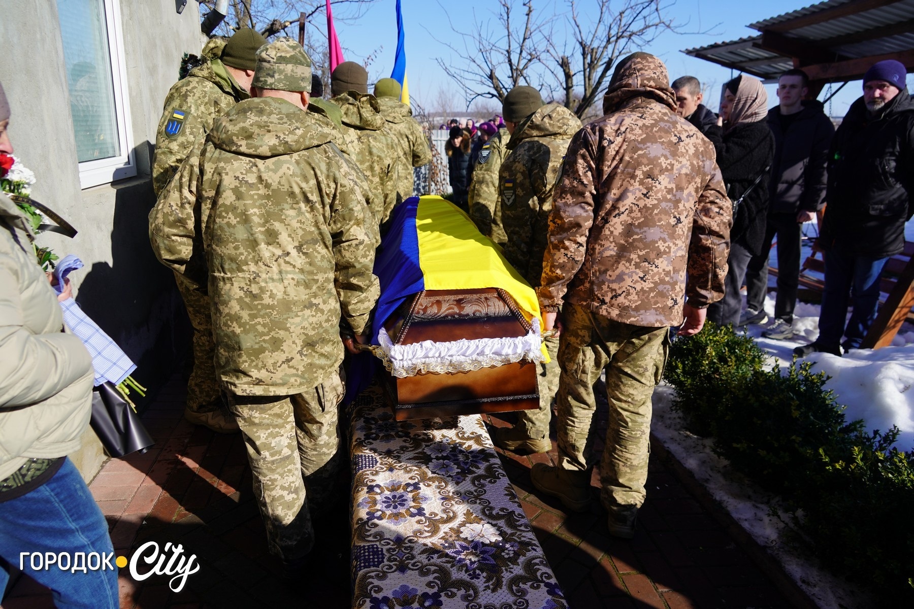 «На щиті» до рідного села: у Жищинцях поховали захисника України Віталія Стрілецького