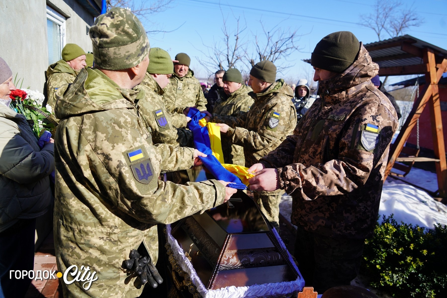 «На щиті» до рідного села: у Жищинцях поховали захисника України Віталія Стрілецького
