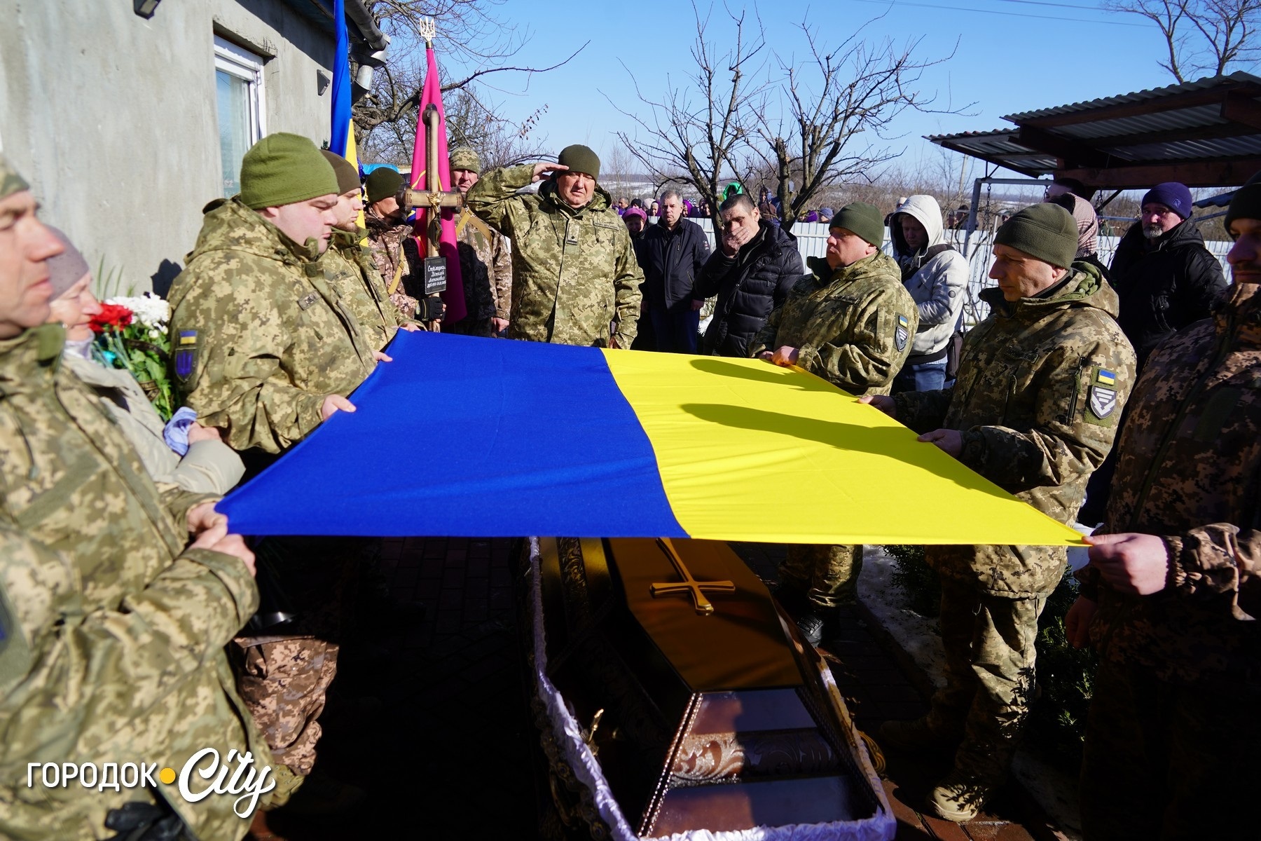 «На щиті» до рідного села: у Жищинцях поховали захисника України Віталія Стрілецького