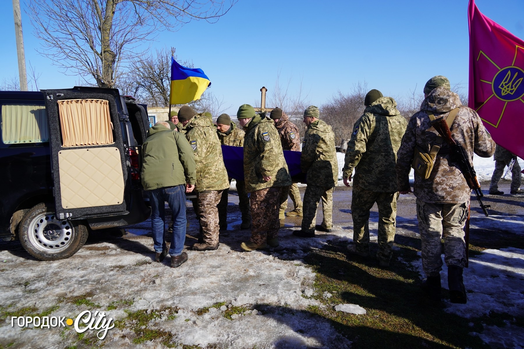 «На щиті» до рідного села: у Жищинцях поховали захисника України Віталія Стрілецького