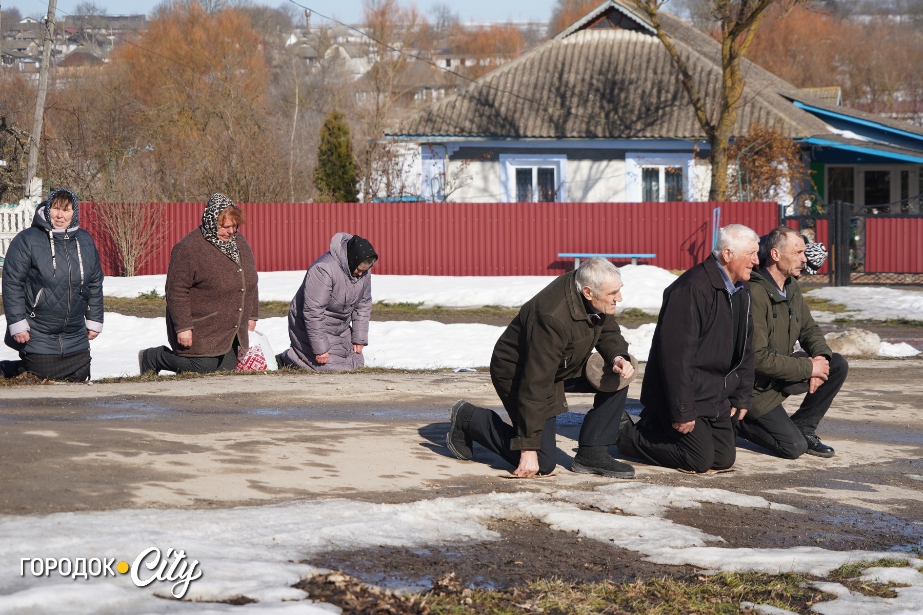 «На щиті» до рідного села: у Жищинцях поховали захисника України Віталія Стрілецького