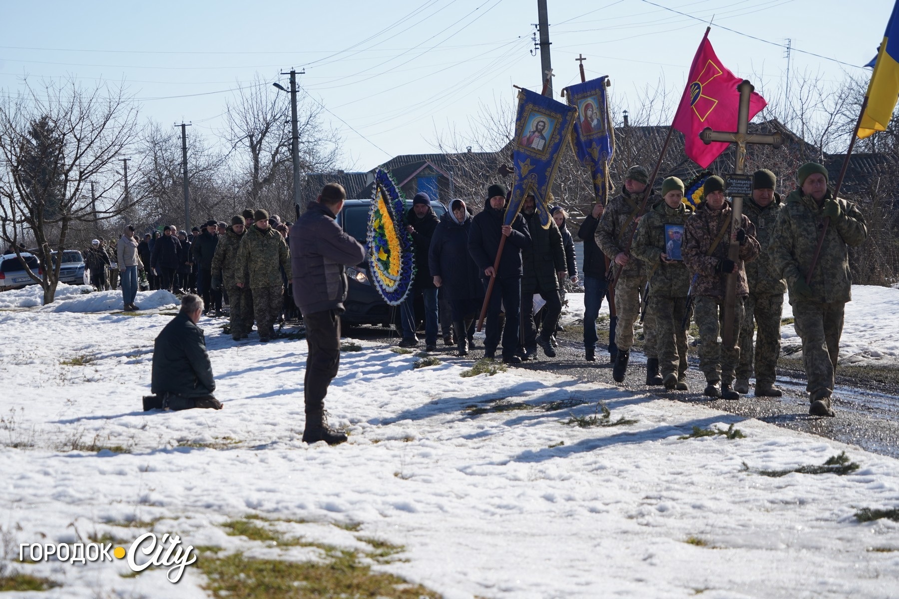 «На щиті» до рідного села: у Жищинцях поховали захисника України Віталія Стрілецького
