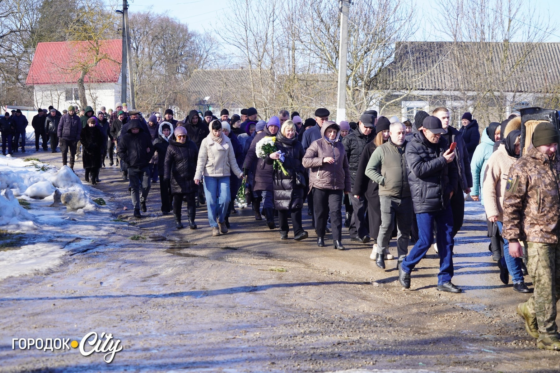 «На щиті» до рідного села: у Жищинцях поховали захисника України Віталія Стрілецького