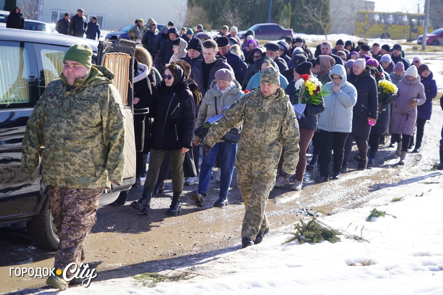 «На щиті» до рідного села: у Жищинцях поховали захисника України Віталія Стрілецького