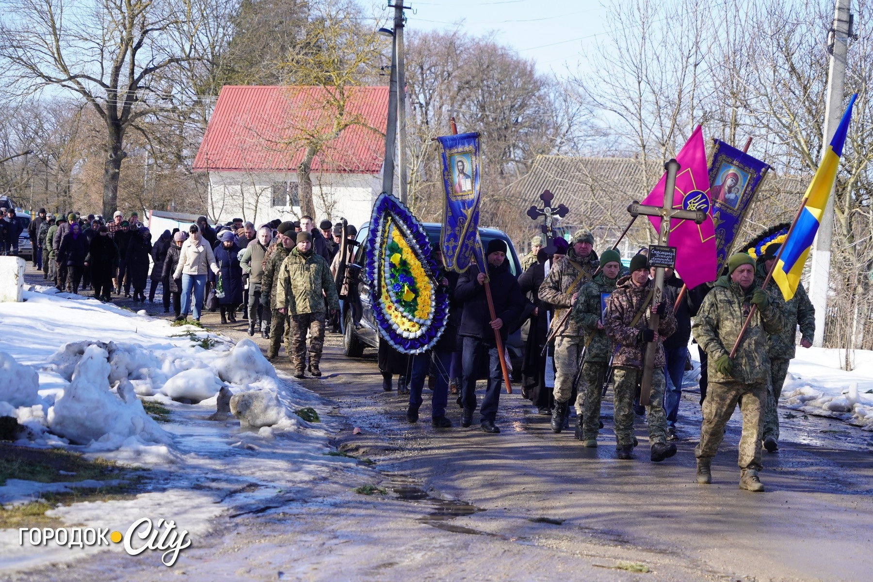 «На щиті» до рідного села: у Жищинцях поховали захисника України Віталія Стрілецького