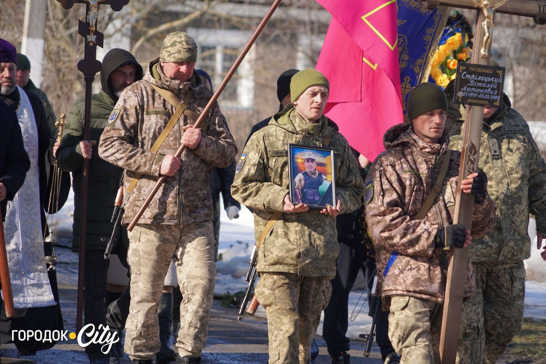 «На щиті» до рідного села: у Жищинцях поховали захисника України Віталія Стрілецького