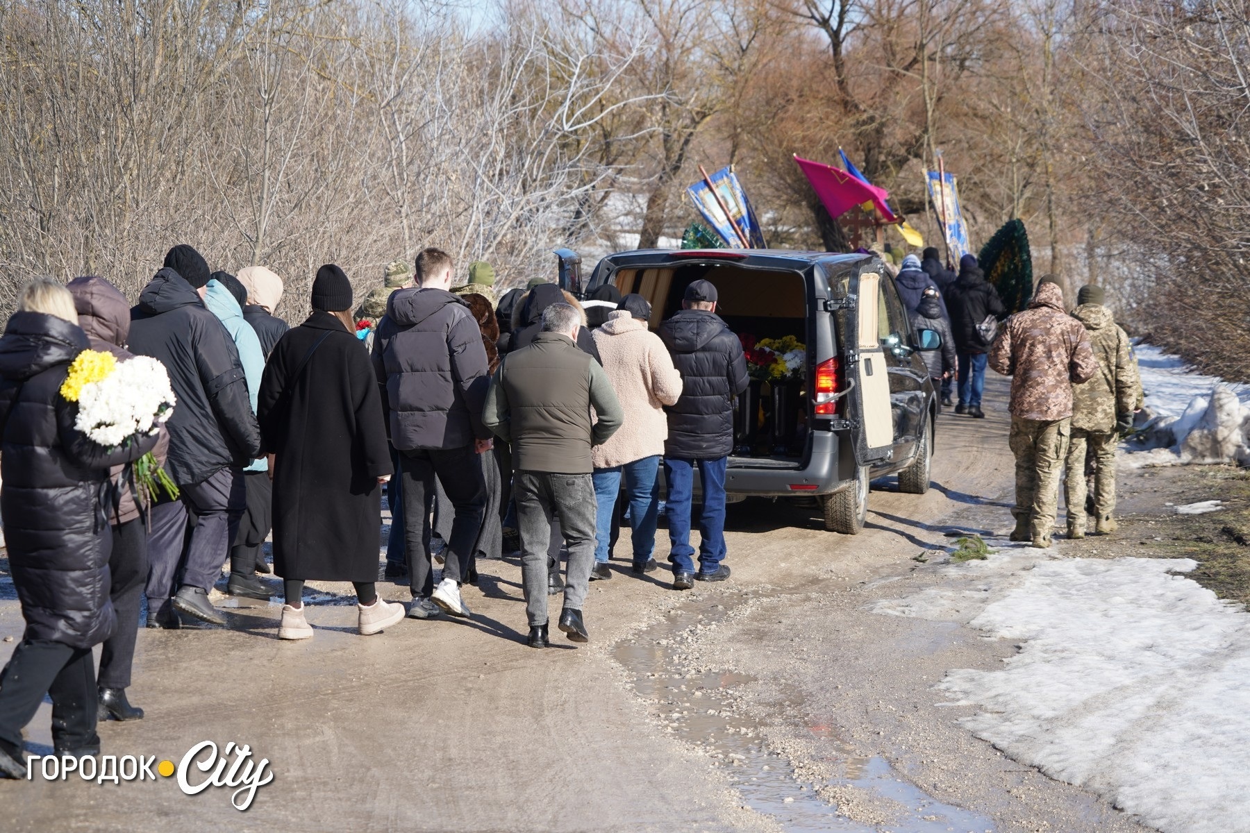 «На щиті» до рідного села: у Жищинцях поховали захисника України Віталія Стрілецького