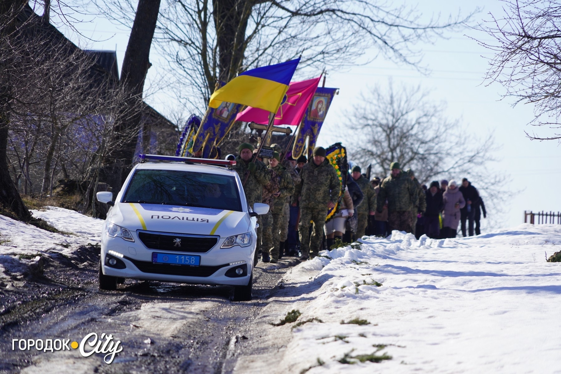 «На щиті» до рідного села: у Жищинцях поховали захисника України Віталія Стрілецького