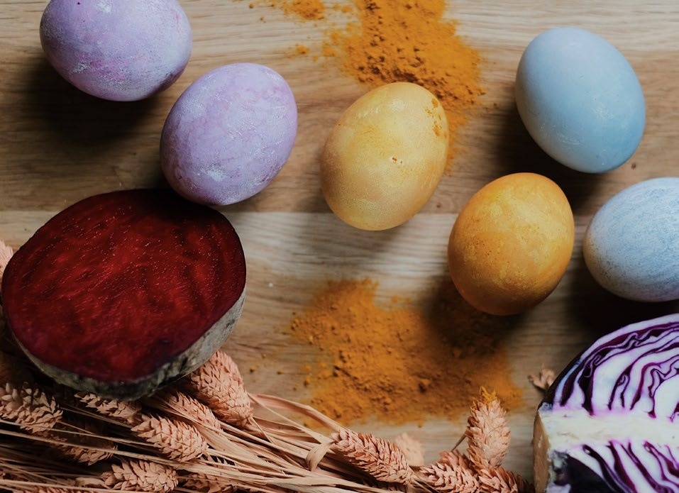 Сучасне фарбування крашанок натуральними барвниками.