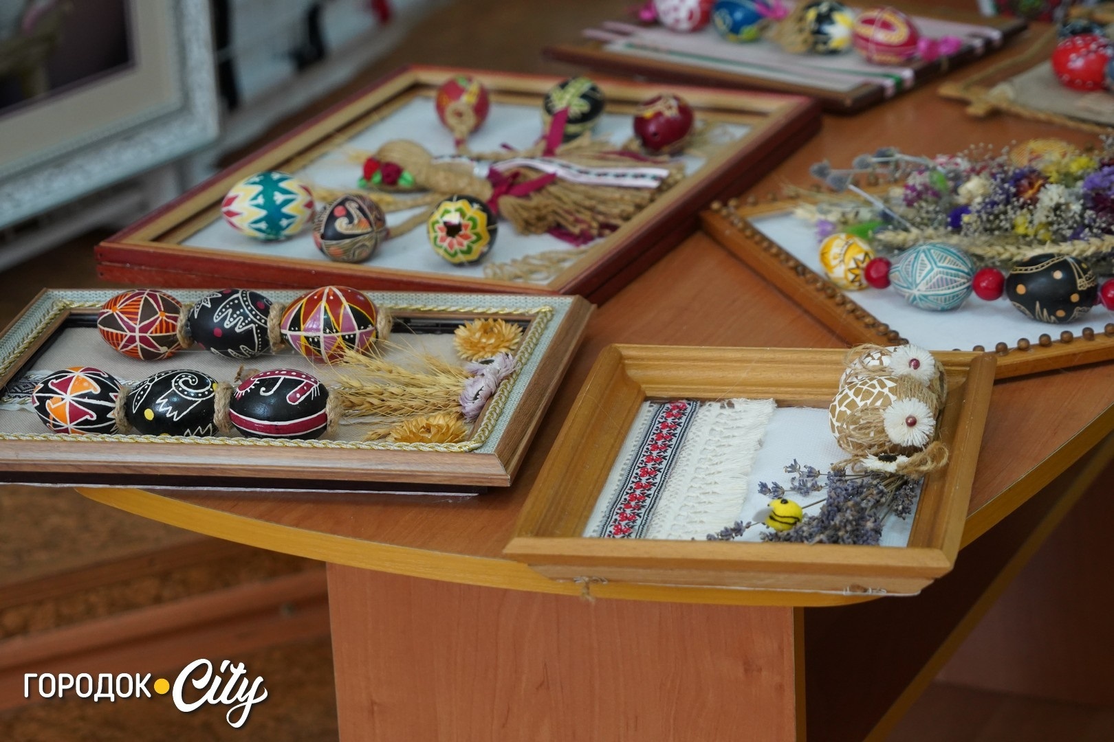 Рушники, мотанки та картини: майстрині Городоцької громади представили унікальні роботи