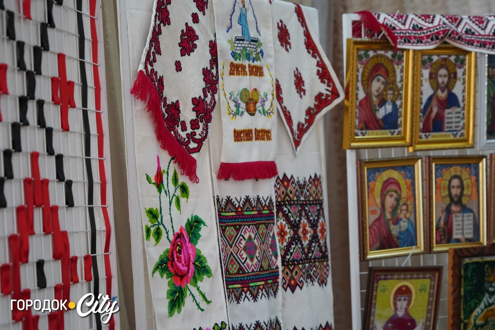 Рушники, мотанки та картини: майстрині Городоцької громади представили унікальні роботи