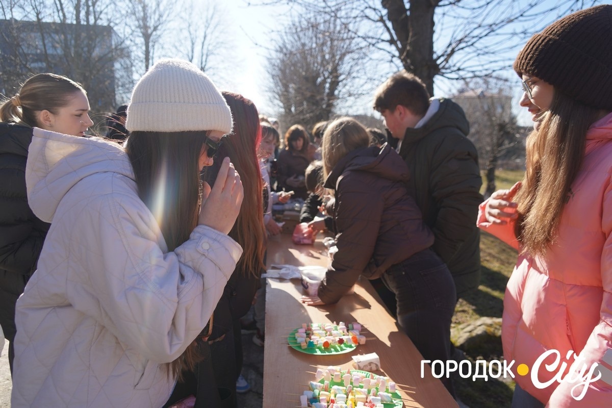 У Городоцькому ліцеї №1 восьмикласники провели благодійний ярмарок на підтримку ЗСУ