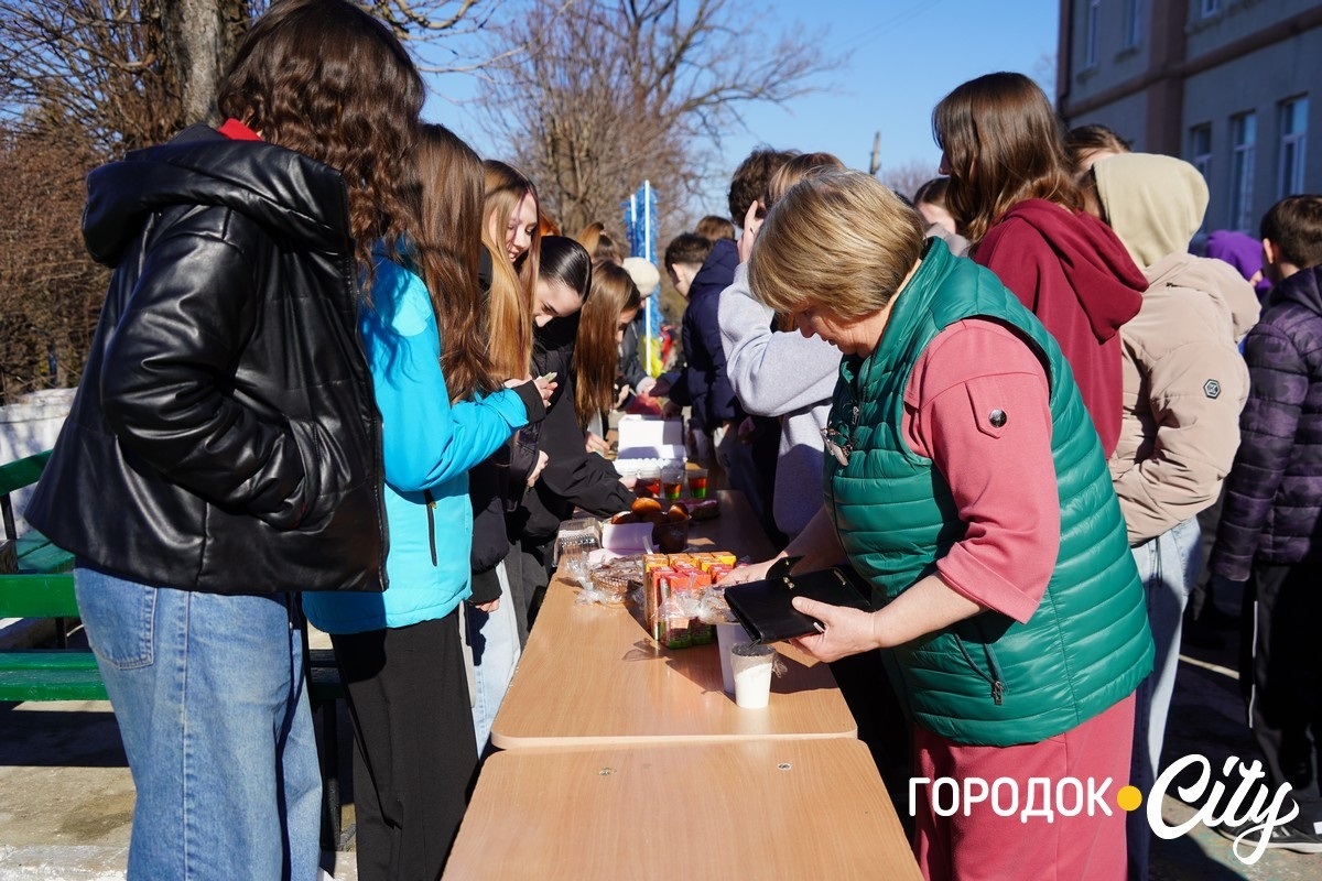 У Городоцькому ліцеї №1 восьмикласники провели благодійний ярмарок на підтримку ЗСУ