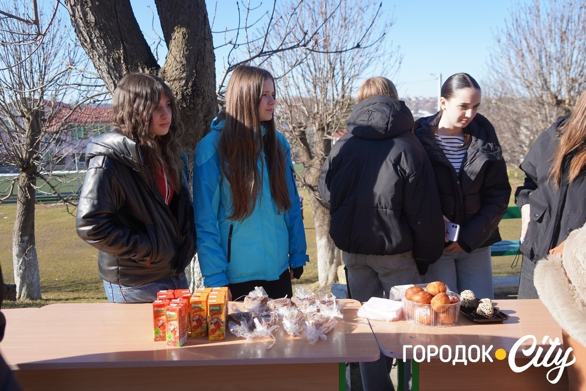 У Городоцькому ліцеї №1 восьмикласники провели благодійний ярмарок на підтримку ЗСУ