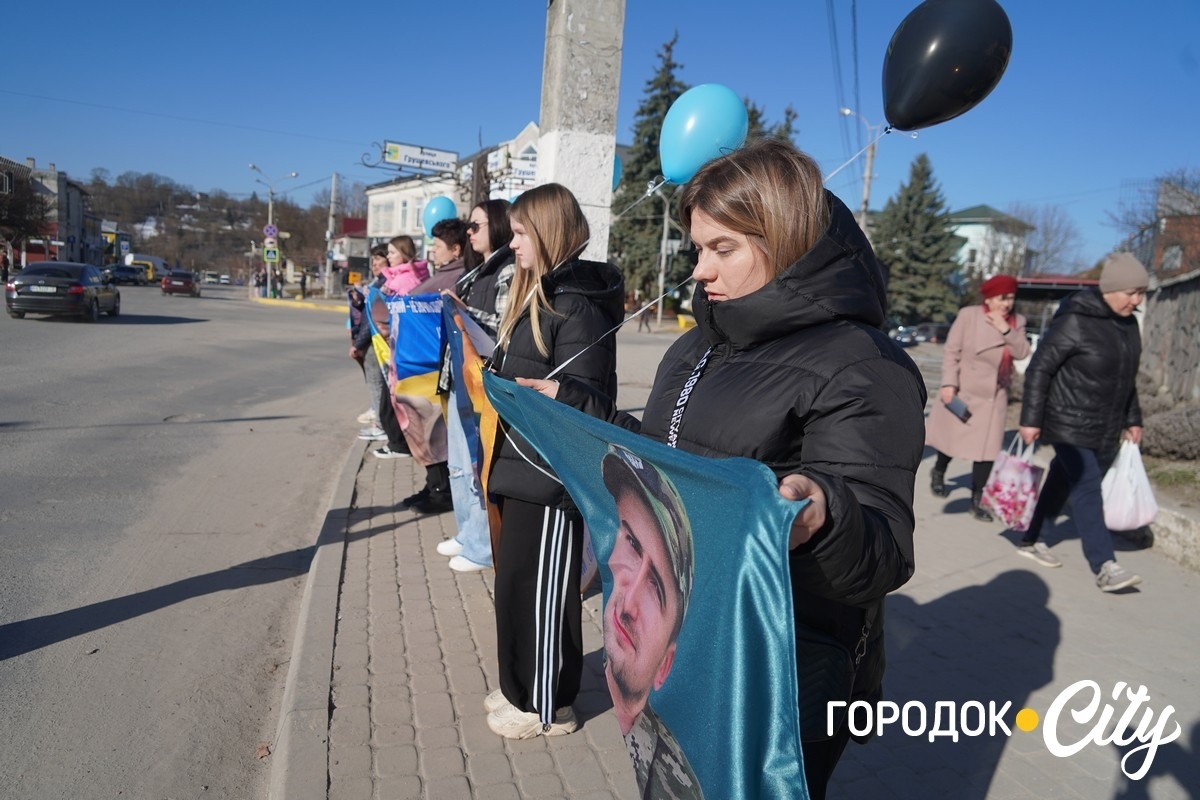 Між небом і землею. У Городку рідні зниклих безвісти воїнів запустили у небо сині й чорні кульки