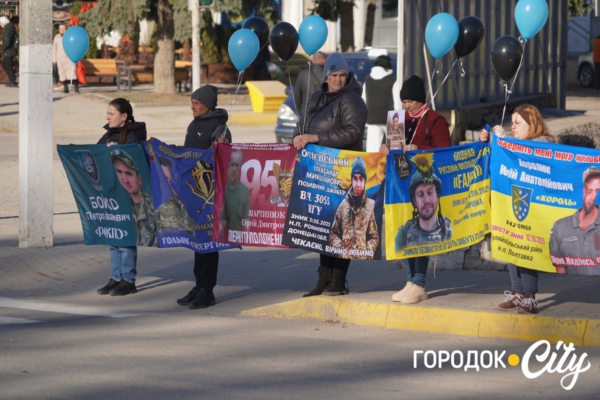 Між небом і землею. У Городку рідні зниклих безвісти воїнів запустили у небо сині й чорні кульки