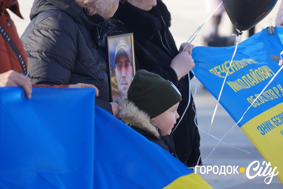 Між небом і землею. У Городку рідні зниклих безвісти воїнів запустили у небо сині й чорні кульки