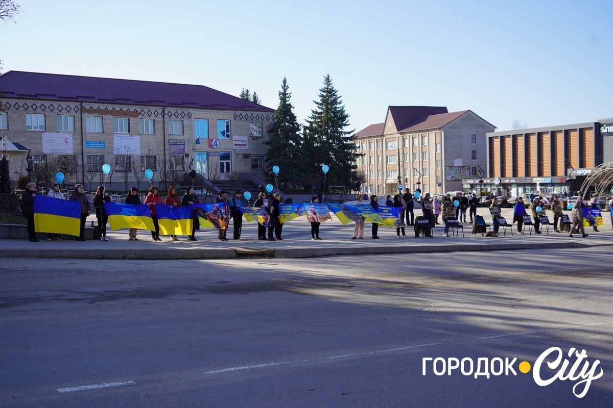 Між небом і землею. У Городку рідні зниклих безвісти воїнів запустили у небо сині й чорні кульки