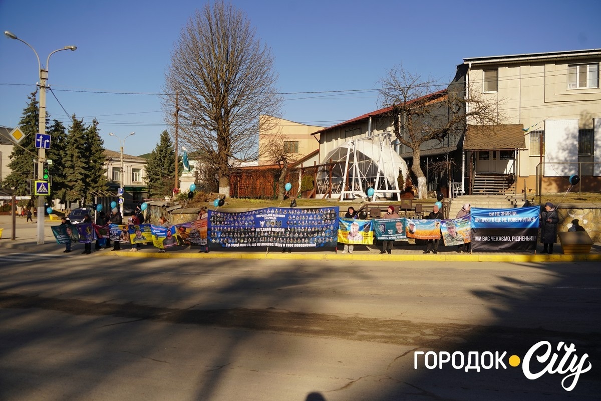 Між небом і землею. У Городку рідні зниклих безвісти воїнів запустили у небо сині й чорні кульки