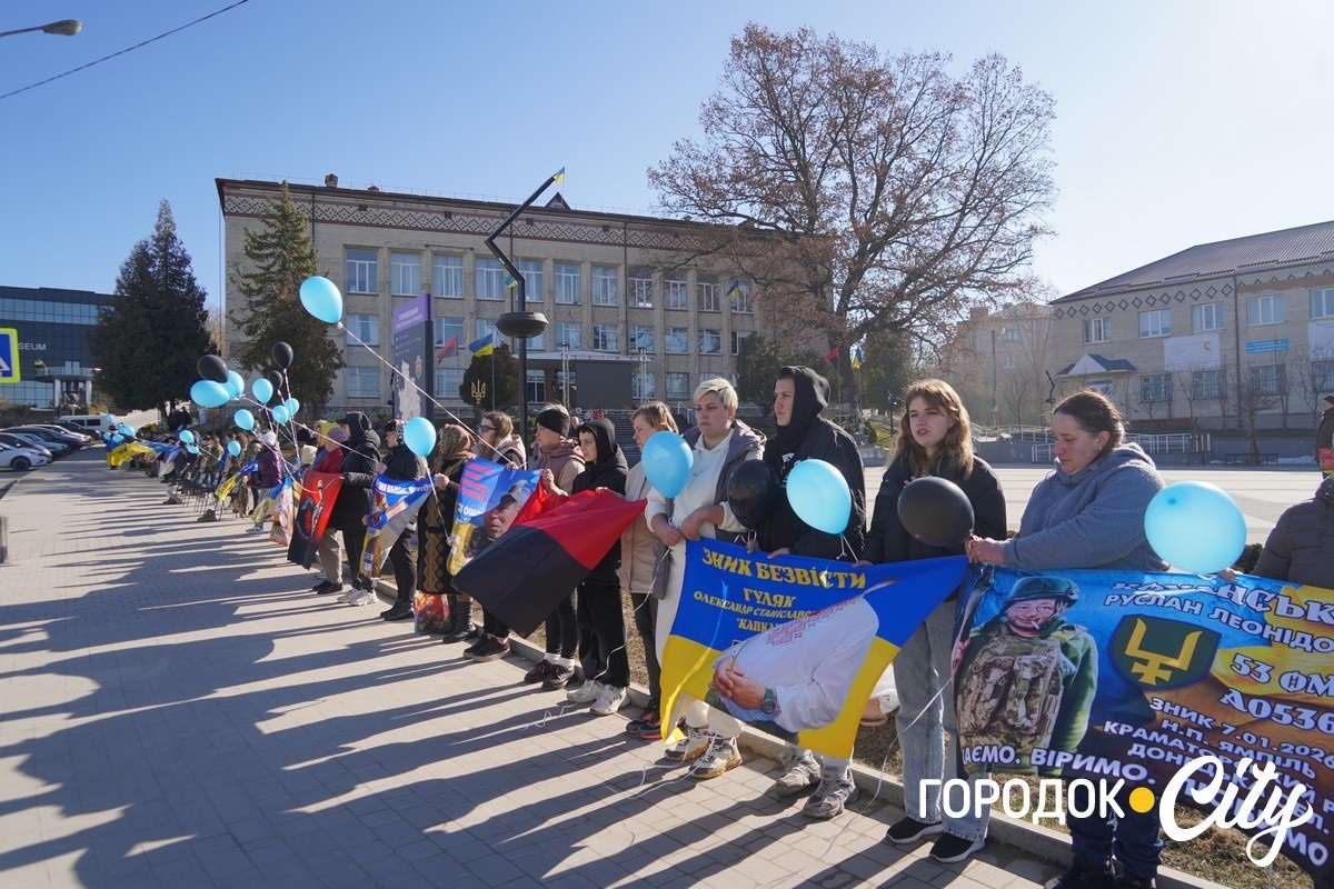 Між небом і землею. У Городку рідні зниклих безвісти воїнів запустили у небо сині й чорні кульки