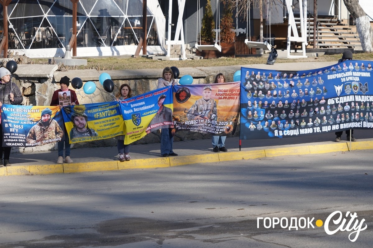 Між небом і землею. У Городку рідні зниклих безвісти воїнів запустили у небо сині й чорні кульки