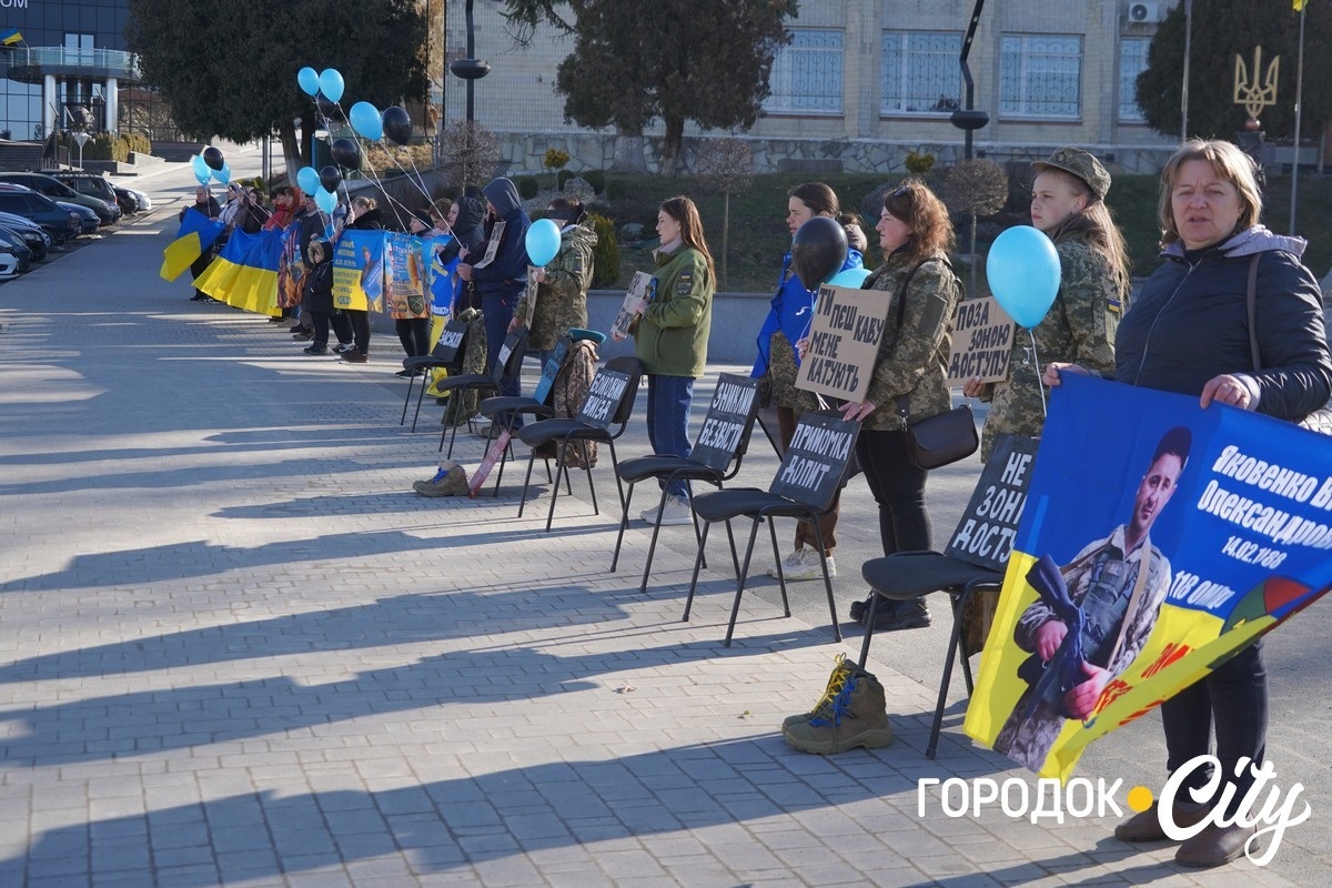 Між небом і землею. У Городку рідні зниклих безвісти воїнів запустили у небо сині й чорні кульки
